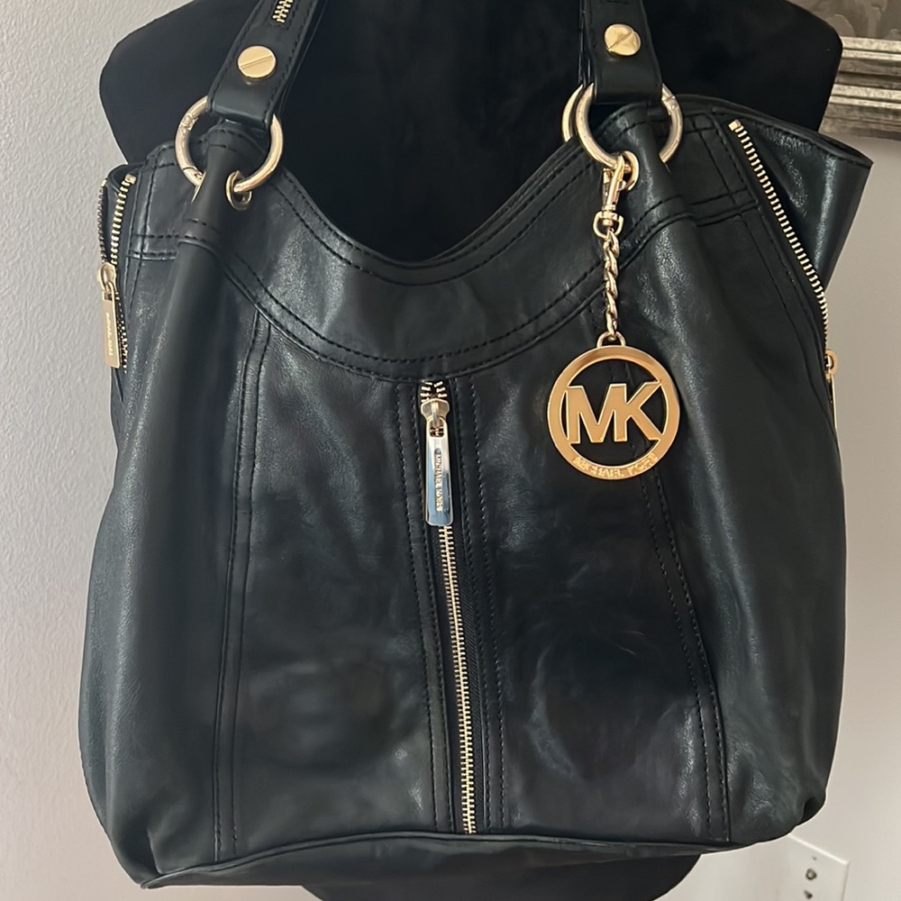 Michael Kors Moxley black leather boho bag shoulder bag golden hardware zippers